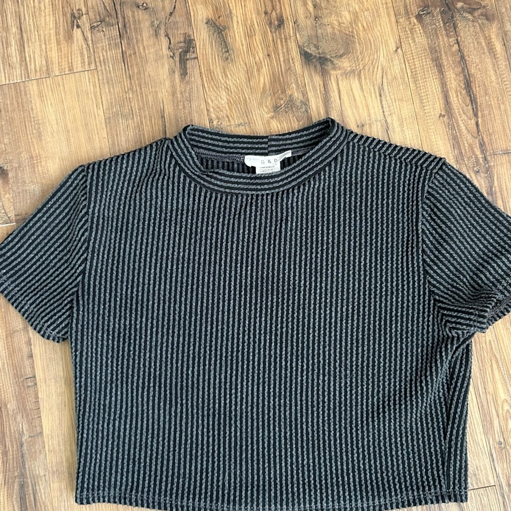 Chic Striped Short Sleeve Tee in Black and Gray